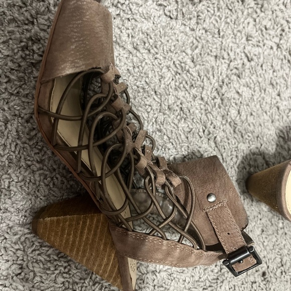 Vince Camuto Brown Heels with Chunky Heel and Adjustable Ankle Strap - Picture 4 of 5